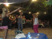 Παρέα Κρεντιωτών χορεύει το βράδυ στο πανηγύρι (2)